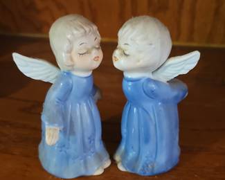 Kissing Angels Figurines