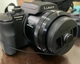 Panasonic Lumix DMC-FZ20 Digital Camera with Battey, Charger and Case - Excellent Condition / Works