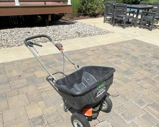 Scotts Turf Builder Edgeguard Pro Broadcast Spreader