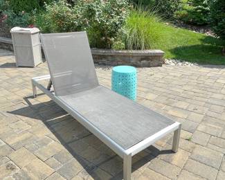 Aluminum Outdoor Lounge Chair & Side Table