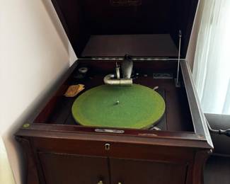 RCA Victor Victrola w/Records!