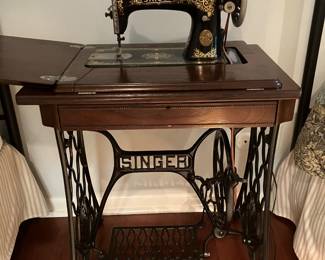 Antique Singer Sewing Machine (Foot Pedal)
