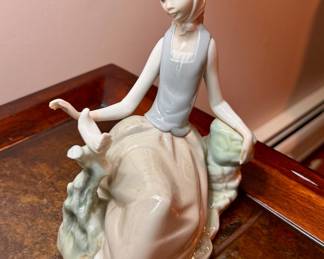Lladro #4660 shepherdess with Dove