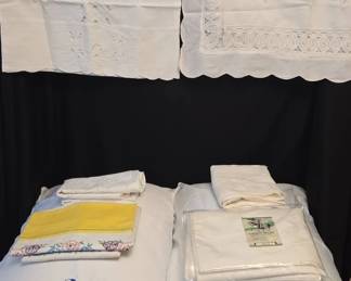 2 Tempurpedic Pillows And Vintage Abd Needlepoint Pillow Shams