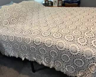 Vtg Scalloped Edge Hand Crocheted White Bedspread Or Tablecloth