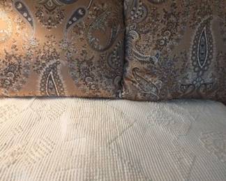 Bates Wahingtons Choice Bedspread And Decorative Pillows