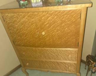 Bird's-eye maple dresser, 2 large drawers plus 4 smaller drawers