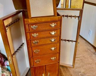 Lovely Oak jewelry chest