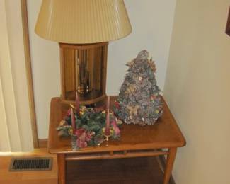 Lane Acclaim Mid-Century Modern End Table with bottom shelf, Vintage Lamp, Decorative Tree with Lights