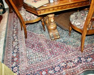 Lots of carpets and in great condition, probably need a cleaning