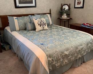Adjustable Sealy Queen Bed, like new queen size bedding, king size head board