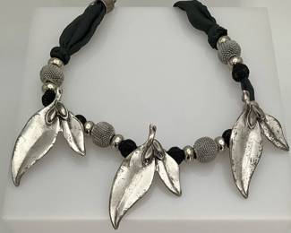 Fashion Necklace with Metal Leaves
