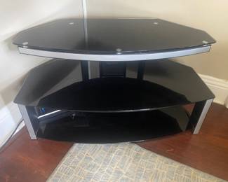 Corner entertainment table