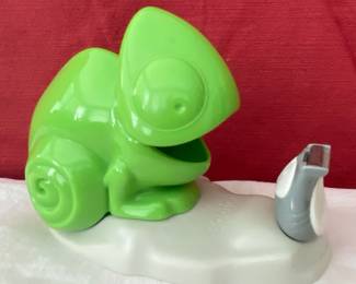 Chameleon tape despenser