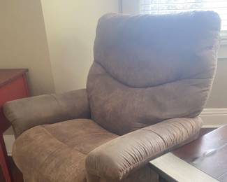Brown recliner (1 of 2)