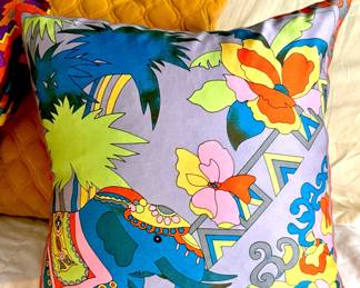 YOMSIA ? Pillow
