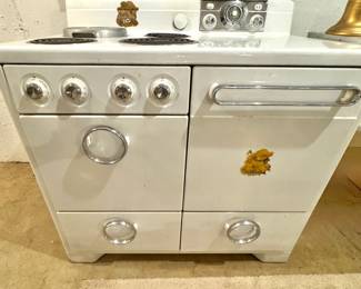 Pre-War Electric Range, Working Porcelain Enamel Stove