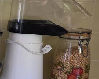 Popcorn popper and popcorn