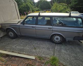 1990 Volvo 240 wagon Runs need love