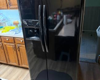 Frigidaire fridge with ice and water dispenser 