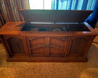 Console stereo cabinet 