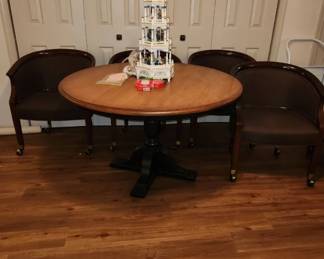 Round dining table