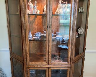 Lighted display cabinet