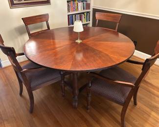 Round dining table with 1 leaf