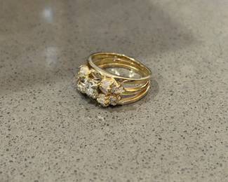 Women’s 14k diamond ring with a total of 1 carat in diamonds