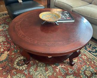 Round cocktail / coffee table