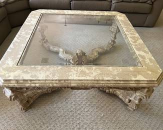 Coffee / cocktail table