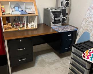 desk. stereo