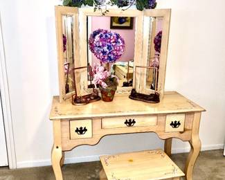 Vintage vanity set
