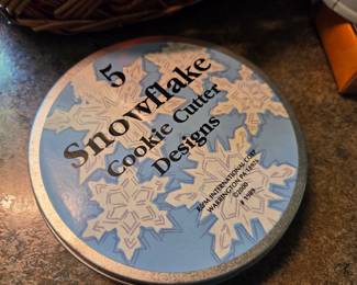 R&M International 5-Piece Snowflake Cookie Cutter Set in Tin (1989/2000)
