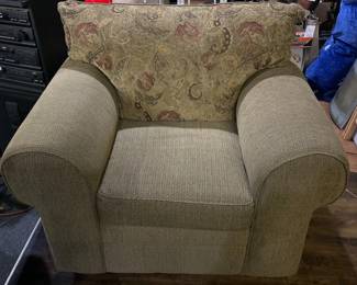164 TraditionalStyleUpholsteredClubArmchair