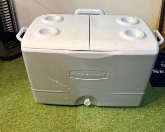 34 RubbermaidSplitTopRollingCooler