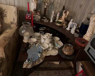 VINTAGE DECOR AND FIGURINES