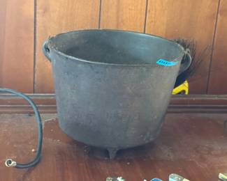 CAST IRON POT