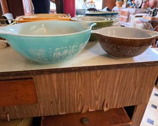 VINTAGE PYREX BOWLS