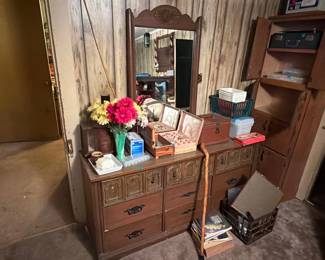 DRESSER