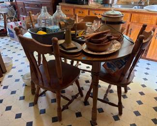 KITCHEN TABLE AND 4 CHAIRS