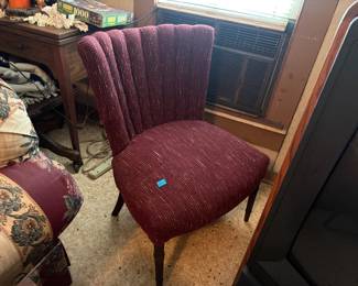 UPHOLSTERED CHAIR