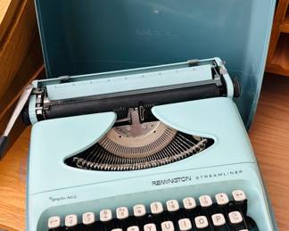 Vintage Remington Streamliner Typewriter