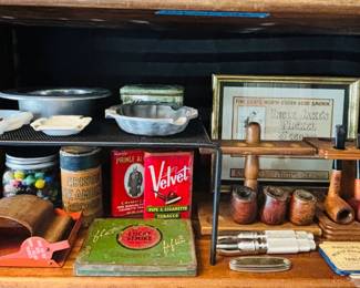 Close-up Vintage Pipe Stands / pipes / Tobacco & Ash Tray Collectibles