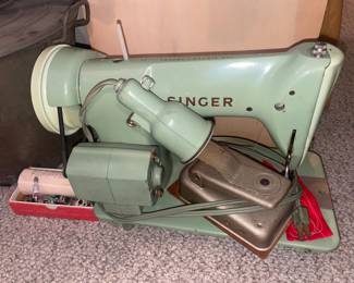 BEAUTIFUL Vintage Mint Green Singer Sewing Machine