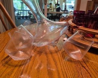 Revolving Wine/Spirit Decanter with 4 matching glasses