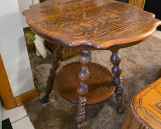 Gorgeous! Solid wood, tiger oak? Lamp Table / Parlor Table