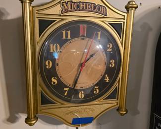 VINTAGE MICHELOB BEER LIGHT UP ELECTRIC CLOCK ANHEUSER BUSCH, excellent condition, keeps time, needs new florescent light bulb.
