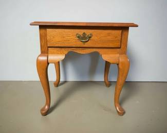 Thomasville Queen Anne Style Oak Side Table