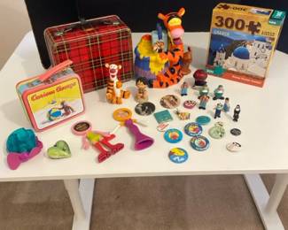 Winnie The Pooh Figuring Buttons And Lunch Boxes